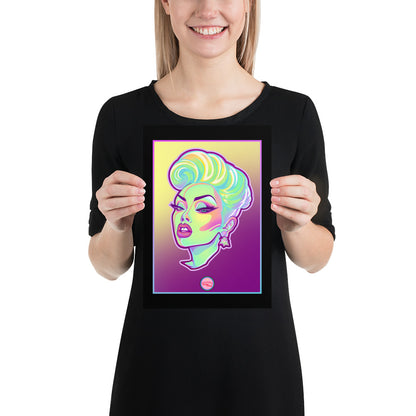 👑 Ilustración Queer | Drag Queens | ¡Envío Gratis! 🔥 Edición Opal Vixen🔥 Amarilla & Morada 21×30 cm