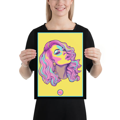 👑 Ilustración Queer | Drag Queens | ¡Envío Gratis! 🔥 Edición Mirage Moxie 🔥 Amarilla 30×40 cm