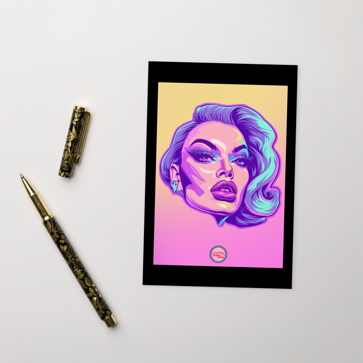 📮 Tarjeta Postal Queer | Drag Queens | ¡Envío Gratis! 💄 Mystique Charm 💄 Amarilla & Rosa